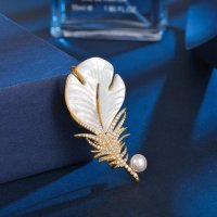 XSB109 - White Feather Saree Brooch